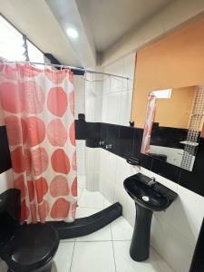 a bathroom with a toilet and a sink and a shower at Mini departamento en Cajamarca in Cajamarca