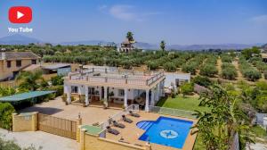 eine Luftaufnahme einer Villa mit Swimmingpool in der Unterkunft Cubo's Villa San Jose in Alhaurín el Grande