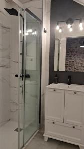 Ένα μπάνιο στο Casa Loma Lola