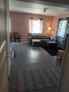 un soggiorno con un divano e un tavolo di Willa Vitsari n60m2 a Kokkola