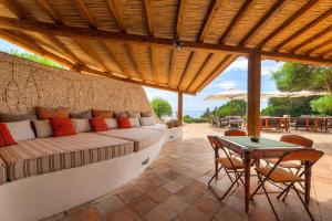 Ruang duduk di Sabaudia Beachfront Luxury Design Villa
