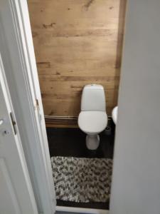 e bagno con servizi igienici bianchi nel corridoio. di Willa Vitsari n60m2 a Kokkola
