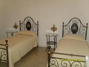 アヴェトラーナにあるSunflowerの2ベッド テーブル2台付きの部屋