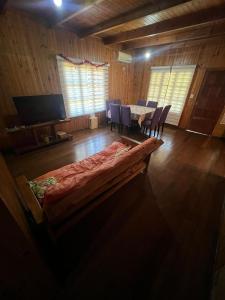 una sala con tavolo e sedie e una sala da pranzo di Cabaña del centro a Puerto Iguazú