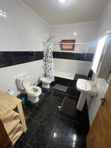 un bagno con due WC e un lavandino di Cabaña del centro a Puerto Iguazú