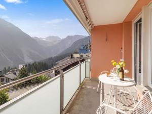 Cảnh núi rừng hoặc tầm nhìn ra núi từ căn hộ