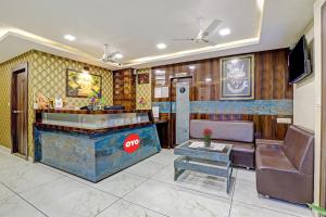 TV a/nebo společenská místnost v ubytování Collection O Hotel Raj Palace