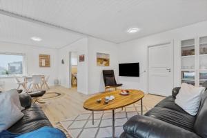 ein Wohnzimmer mit Sofa und Tisch in der Unterkunft 8817 Hvide Sande - Mågevej 2 in Hvide Sande