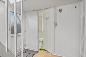 ein weißes Badezimmer mit Toilette und Dusche in der Unterkunft 8817 Hvide Sande - Mågevej 2 in Hvide Sande + 33 Fotos