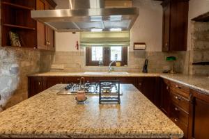 Gallery image of Casa Piedra, Hidden Gem, 2 BR House, BBQ, Patio in Monagroulli in Monagrulli