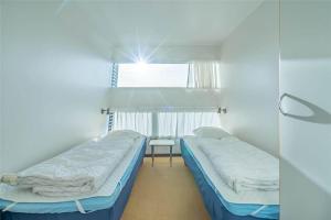 due letti in una stanza con finestra di 791-Hvide-Sande-Ae-Gammel-Havn-43 a Hvide Sande