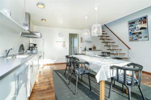 una cucina e una sala da pranzo con tavolo e sedie di 791-Hvide-Sande-Ae-Gammel-Havn-43 a Hvide Sande