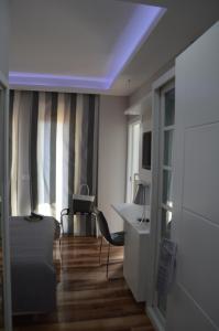 Uma TV ou centro de entretenimento em B&B Vanity