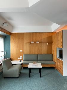 a living room with a couch and a tv at Residenza Albaré in Marilleva