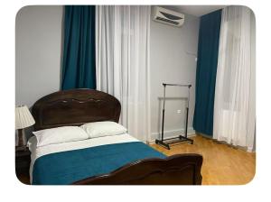 Postel nebo postele na pokoji v ubytování Cozy Stay in Zugdidi