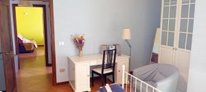 Una habitación con un escritorio con una silla y una lámpara. en agriturismo La Giana, en Valfabbrica