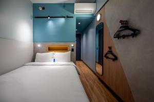 Ibis Budget Guarulhos Aeroporto客房内的一张或多张床位