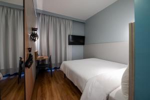 Ibis Budget Guarulhos Aeroporto客房内的一张或多张床位