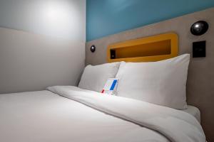 Ibis Budget Guarulhos Aeroporto客房内的一张或多张床位
