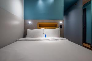 Ibis Budget Guarulhos Aeroporto客房内的一张或多张床位