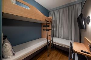 Ibis Budget Guarulhos Aeroporto客房内的一张或多张床位