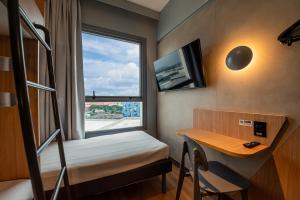 Ibis Budget Guarulhos Aeroporto的电视和/或娱乐中心