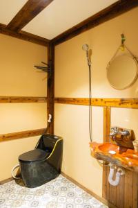 a bathroom with a toilet and a sink at Peaceful Hill Homestay in Ke Ga