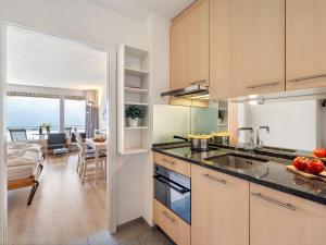 Nhà bếp/bếp nhỏ tại Apartment Promenade - Utoring-72 by Interhome