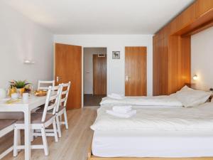 Giường trong phòng chung tại Apartment Promenade - Utoring-72 by Interhome +23 ảnh