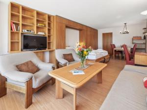 una sala de estar con un sofá y una mesa en Apartment Promenade - Utoring-73 by Interhome, en Arosa