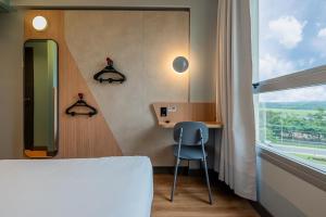 Ibis Budget Guarulhos Aeroporto客房内的一张或多张床位