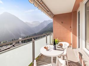 Cảnh núi rừng hoặc tầm nhìn ra núi từ căn hộ