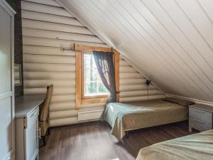Camera mansardata con 2 letti e finestra. di Holiday Home Villa assi by Interhome a Haapamäki