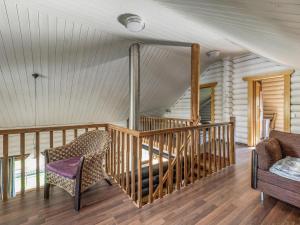 un soggiorno con un divano e una sedia di Holiday Home Villa assi by Interhome a Haapamäki Altre 39 foto