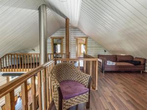 un soggiorno con una sedia e un divano di Holiday Home Villa assi by Interhome a Haapamäki