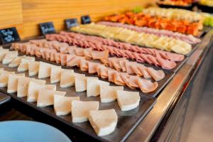 瓜鲁柳斯Ibis Budget Guarulhos Aeroporto的肉类、奶酪和蔬菜的自助餐 更多37张照片