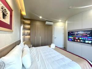 Ένα ή περισσότερα κρεβάτια σε δωμάτιο στο Luxury 1BR Apt - Panaromic View Of Mountain And Sunset +57 φωτογραφίες