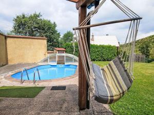 Bazén v ubytování Holiday Home Dolníky u Trutnova by Interhome nebo v jeho okolí