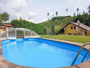 Bazén v ubytování Holiday Home Dolníky u Trutnova by Interhome nebo v jeho okolí
