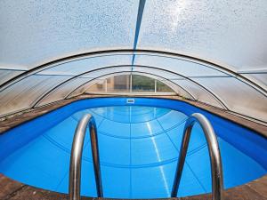 Bazén v ubytování Holiday Home Dolníky u Trutnova by Interhome nebo v jeho okolí