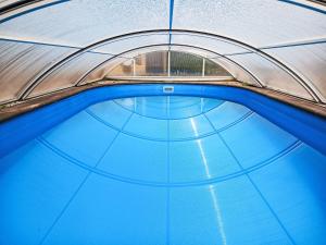 Bazén v ubytování Holiday Home Dolníky u Trutnova by Interhome nebo v jeho okolí
