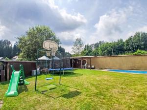 Herní místnost nebo prostor pro děti v ubytování Holiday Home Dolníky u Trutnova by Interhome