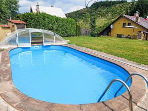 Bazén v ubytování Holiday Home Dolníky u Trutnova by Interhome nebo v jeho okolí