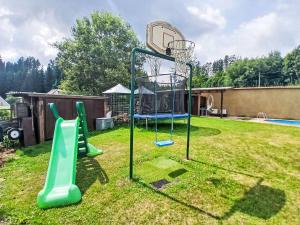 Herní místnost nebo prostor pro děti v ubytování Holiday Home Dolníky u Trutnova by Interhome