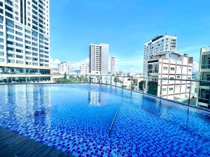 Πισίνα στο ή κοντά στο Luxury 1BR Apt - Panaromic View Of Mountain And Sunset
