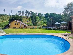 Bazén v ubytování Holiday Home Dolníky u Trutnova by Interhome nebo v jeho okolí