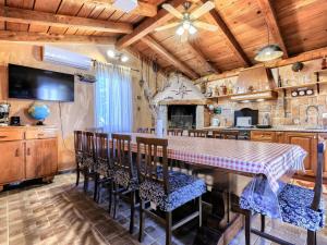 ブルトニグラにあるHoliday Home Villa Lucky by Interhomeの部屋にテーブルと椅子のあるキッチン