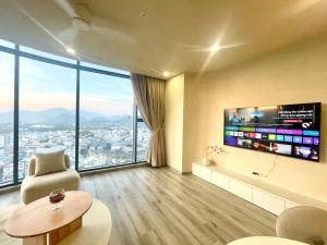 Μια τηλεόραση ή/και κέντρο ψυχαγωγίας στο Luxury 1BR Apt - Panaromic View Of Mountain And Sunset
