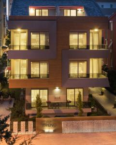 una vista aérea de un edificio por la noche en Trend Suites, en Antalya