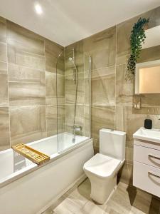 Ένα μπάνιο στο Stunning 2BR Duplex Near Centre